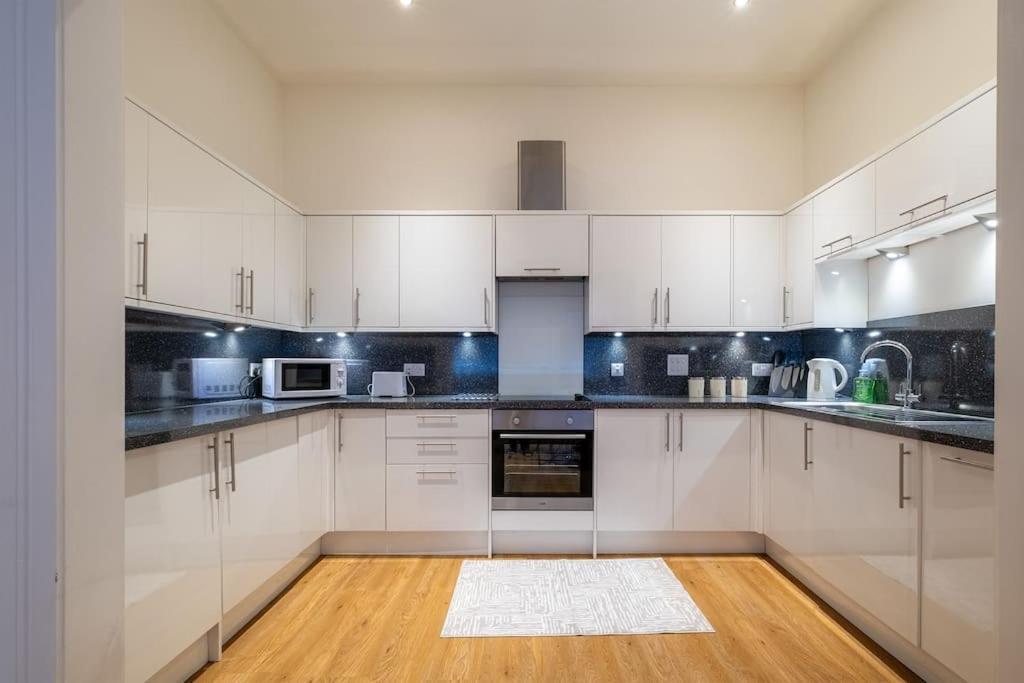 2 Bed 2 Bath Spacious Apartment In Central Абърдийн Екстериор снимка